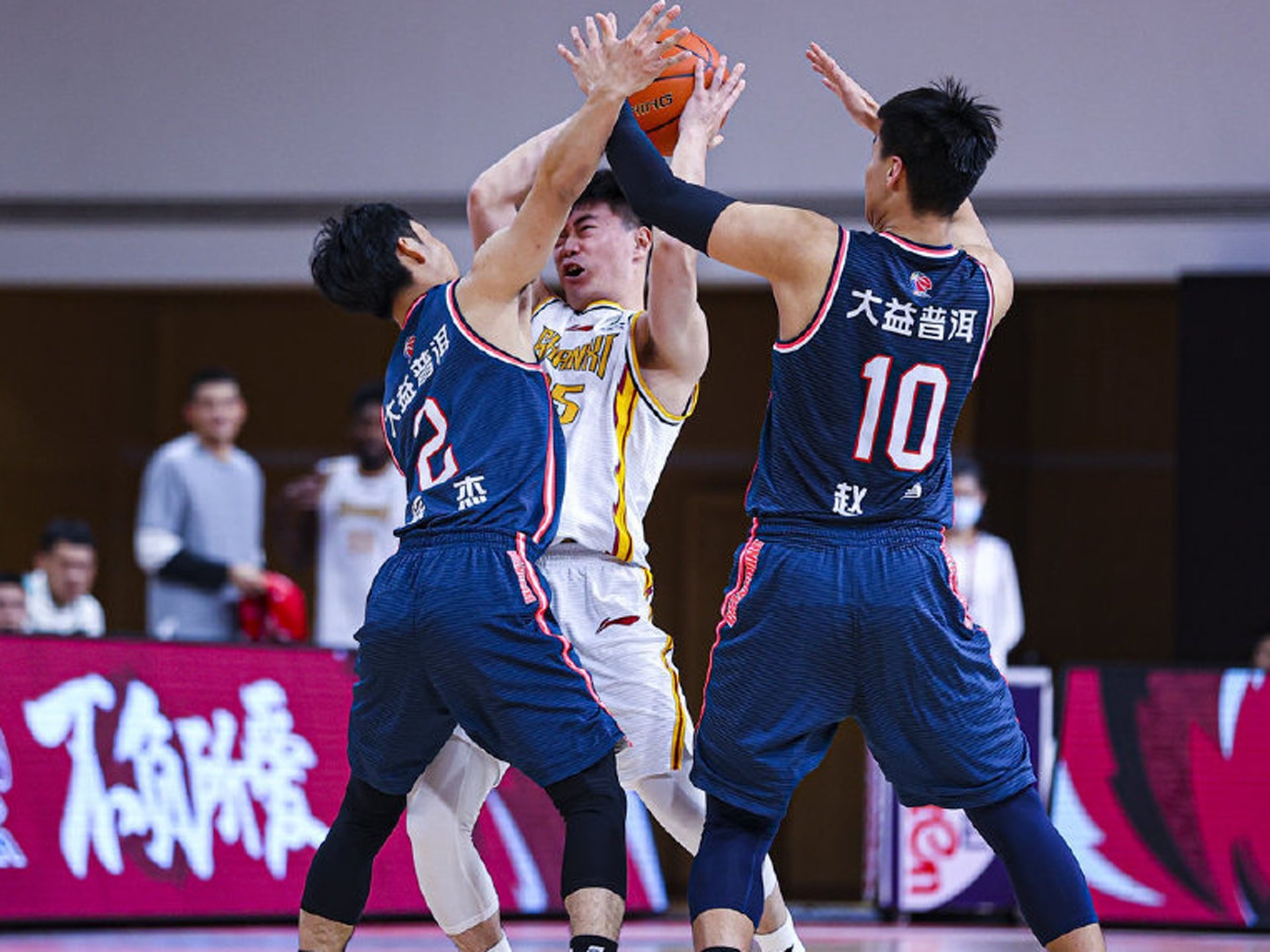 金年会共享联赛- 从赛后丹佛掘金备战西甲到风云突变丹佛掘金赛前远射贴柱，山东男篮国际比赛日防线松动