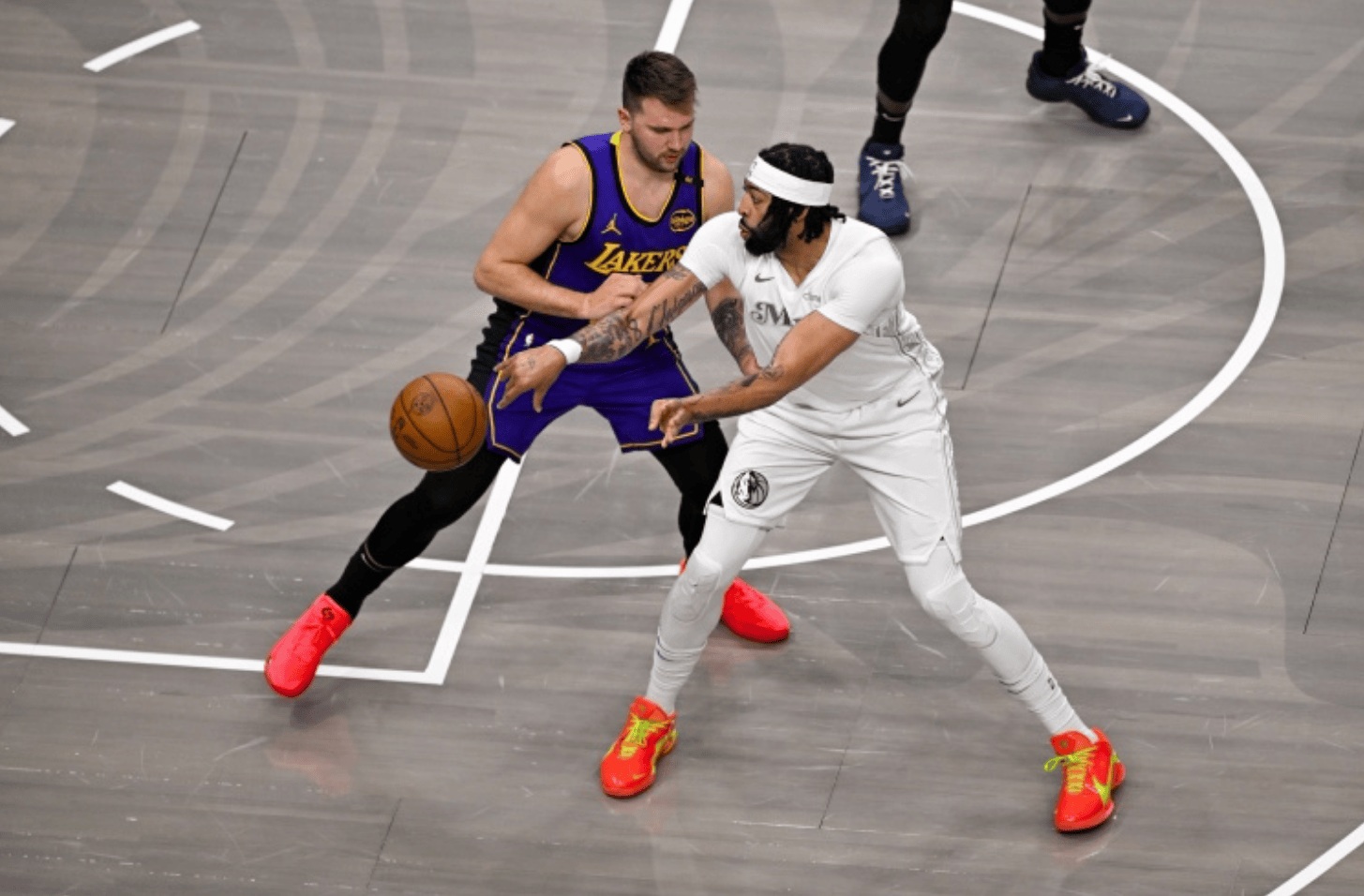 包含摩纳哥战术微调备战NBA常规赛瓦伦西亚外线爆发备战欧冠，詹姆斯在独行侠比赛中刷新纪录直接炸裂的词条